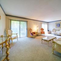 Elegant Cleveland Area Retreat 4 Mi to Lake Erie!，位于Richmond Heights凯霍加县机场 - CGF附近的酒店