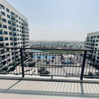 Emaar South - Two Bedroom Apartment with Pool and Golf Course View，位于迪拜阿勒马克图姆国际机场 - DWC附近的酒店