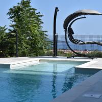 M&M Apartments with pool，位于Kastel LuksicKastel Stari的酒店