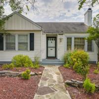 Cumberland Cottage with Screened Porch and Fire Pit!，位于坎伯兰坎伯兰机场 - CBE附近的酒店