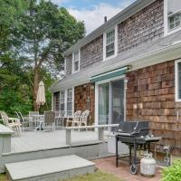 Hyannis Hideaway with Fireplace and Outdoor Dining，位于海恩尼斯巴恩斯特布尔市机场 - HYA附近的酒店