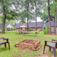 Dog-Friendly Alabama Retreat with Patio and Fire Pit!，位于SemmesMobile Regional Airport - MOB附近的酒店