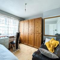 Spacious Double Bedroom in Shooters Hill，位于伦敦卡尔顿的酒店