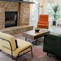 Charming Kelowna Haven with Hot Tub, Parking & Pet Friendly，位于基洛纳南潘多希区的酒店