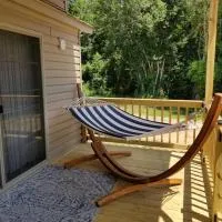 Tiny home with hammock loft BBQ and yard，位于凤凰城的酒店