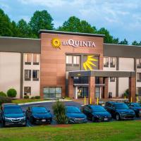 La Quinta Inn & Suites by Wyndham Fayetteville I-95，位于费耶特维尔费耶特维尔区域（格兰尼斯场）机场 - FAY附近的酒店