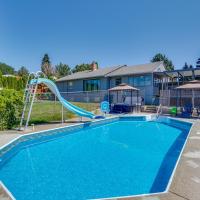 Yakima Home Rental Seasonal Outdoor Pool, Hot Tub，位于亚基马亚基马机场（麦卡利斯特场） - YKM附近的酒店