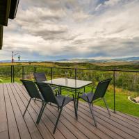 Steamboat Springs Apt with Views, 15 Mi to Skiing!，位于斯廷博特斯普林斯扬帕谷地区机场 - HDN附近的酒店