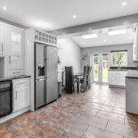 Spacious 4-bed Home Garden, Parking & Near City，位于Horsford诺里奇国际机场 - NWI附近的酒店