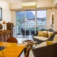 Deluxe family beach apartment with lagoon view at Pico de Loro,位于纳苏格布的酒店