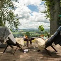 Tilbury Shepherd Huts & Holiday Cottages with Hot Tubs，位于West Bagborough的酒店