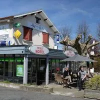 胡尔基咖啡馆酒店，位于Morlaas的酒店