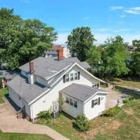 Beach house - 3BR Beach Gem - 30ft to Sand & Walk to Amusement Park，位于Keansburg的酒店