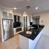 Executive Villa Close To CBD with Spa，位于Prospect的酒店