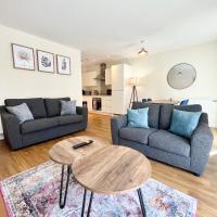 Modern spacious 2 bed Apartment, close to Gunwharf Quays & Historic Dockyard - Balcony, Smart Tv, Free Parking, WiFi, Double or single beds