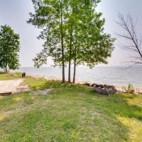 Waterfront Lake Michigan Hideaway Private Beach!，位于Stephenson德尔塔县机场 - ESC附近的酒店