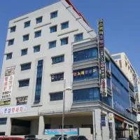 Sky Hotel，位于华城市的酒店
