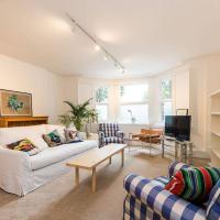 Spacious 2 bed Garden Flat by the Thames+parking，位于伦敦巴内斯的酒店