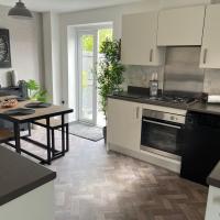Lovely 3 bed house near Anfield Stadium with private parking and garden Guests must be 25 years or over to make a booking，位于利物浦埃弗顿的酒店