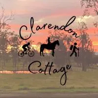 Clarendon Cottage, near Lowood , Fernvale, right on the BVRT，位于Clarendon的酒店