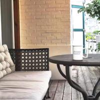 Hongdae Luxury Private Single House with Big Open Balcony Perfect for a Family & Big Group 3BR, 5QB & 1SB, 2Toilet，位于首尔Yeonnam-dong的酒店