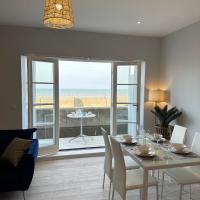 Ocean View Suite - Near Hythe - On Beach Seafront - Private Parking，位于迪姆彻奇的酒店