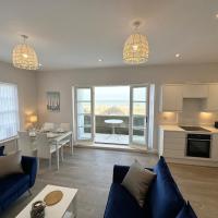 Beachfront Bliss Apartment - Near Hythe - On Beach Seafront - Private Parking，位于迪姆彻奇的酒店