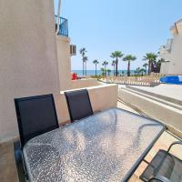 Beach Vibes Beachfront Apartment，位于皮拉的酒店