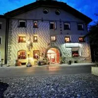 Chasa de Capol - Historische Gaststätte & Weinkellerei，位于圣玛利亚瓦尔姆斯塔尔的酒店