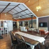 Le Duc on the Lake - Cozy waterfront Cottage，位于Saint-André-Avellin的酒店