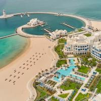 Hilton Salwa Beach Resort and Villas，位于Abū Samrah的酒店