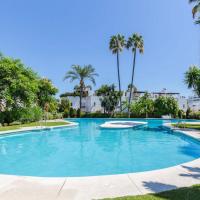 Escape to Serenity - 3 Bedroom Townhouse by the Sea!，位于马贝拉Guadalmina的酒店