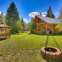 Libby Home with Mountain Views Gazebo and Fire Pit!，位于Libby的酒店