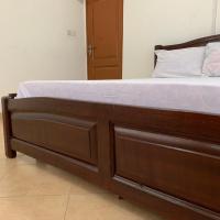 One Cozy Bedroom in a shared apartment，位于库马西Kumasi - KMS附近的酒店