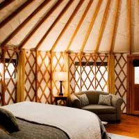 Tuckaseegee @ Sky Ridge Yurts，位于布赖森城的酒店