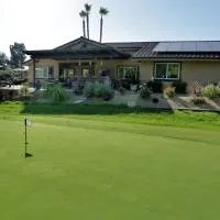 Cottage On The Greens - Stunning Golf Course Views，位于波威的酒店