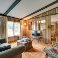 Cozy Salmon Home with Mountain Views and River Access，位于SalmonLemhi County - SMN附近的酒店