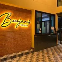 Boonjaras house-บุญจรัส เฮ้าส์，位于Amphoe Ban Phu的酒店