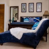 A Taste of Paradise - Vacation Rentals close to US Embassy & Restaurants，位于拿骚的酒店