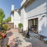 Modern Sacramento Townhome with Patio!，位于萨克拉门托Sacramento Executive Airport - SAC附近的酒店