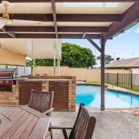 'The Aussie Classic' Poolside Living by the Marina，位于赫维湾赫维湾机场 - HVB附近的酒店