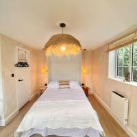 Lumin Lodge -Calm, cosy space near Norwich Airport，位于霍舍姆圣斐德诺里奇国际机场 - NWI附近的酒店