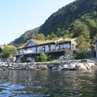 Småstranda Fjord Lodge，位于Åheim的酒店