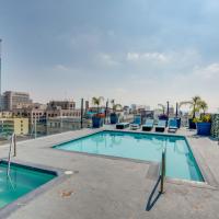 Downtown Los Angeles Condo with Shared Rooftop Pool!，位于洛杉矶Jewelry District的酒店