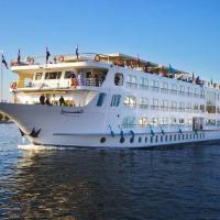 Upper Sky Tours 5 Stars Nile Cruises Sailing From Luxor To Aswan Every Saturday & Monday For 4 Nights - From Aswan Every Wednesday and Friday For Only 3 Nights With All Visits，位于卢克索Nile River Luxor的酒店