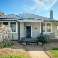 Linden Cottage Farm Stay，位于Harden的酒店