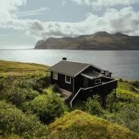 Cottage with stunning view of the sea and islands.,位于Leynar的酒店