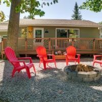 Higgins Lake Cottage with Private Fire Pit and Grill!，位于Roscommon的酒店
