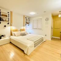 Private Guest Suite in Little Italy - King Bed - Free Parking - Central Location，位于温哥华商业大道的酒店