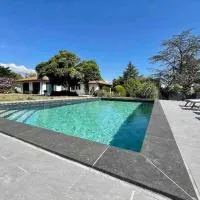 Logements chaleureux dans Maison avec piscine à 35 min de LYON，位于Alix的酒店